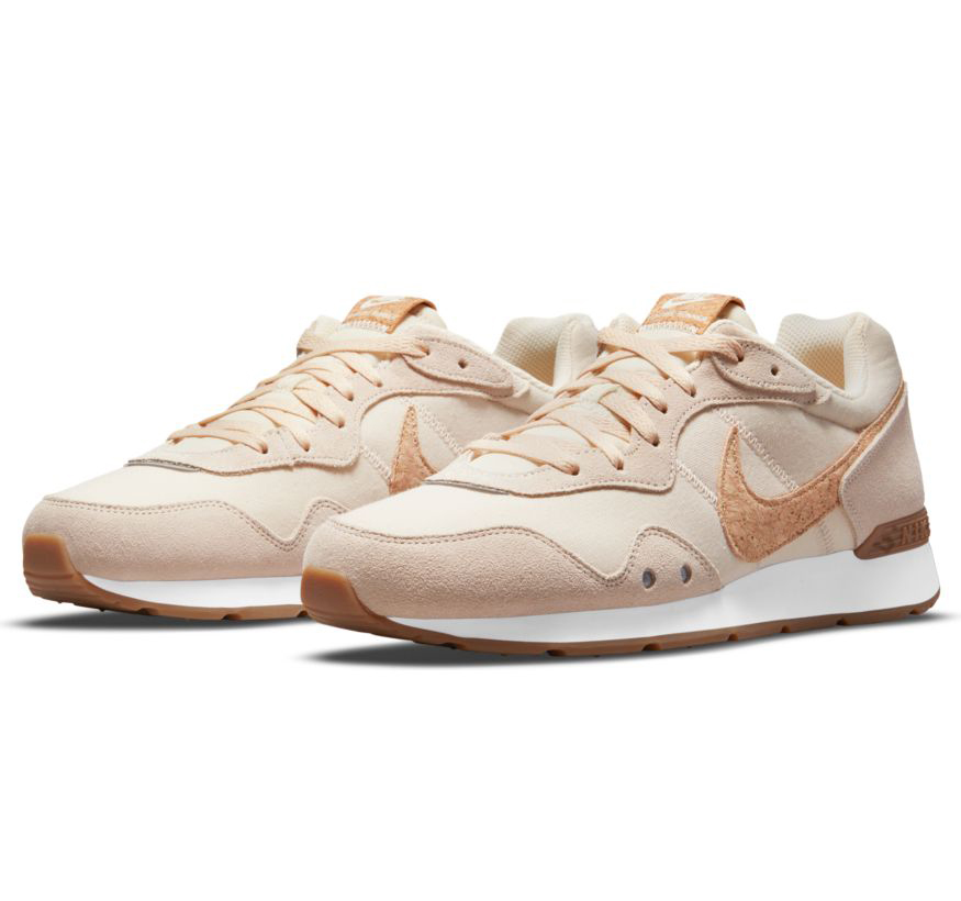 nike men's venture runner sneaker tan