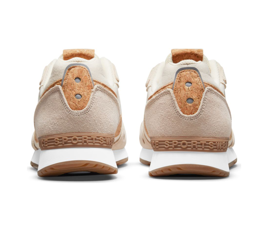 nike venture runner brown